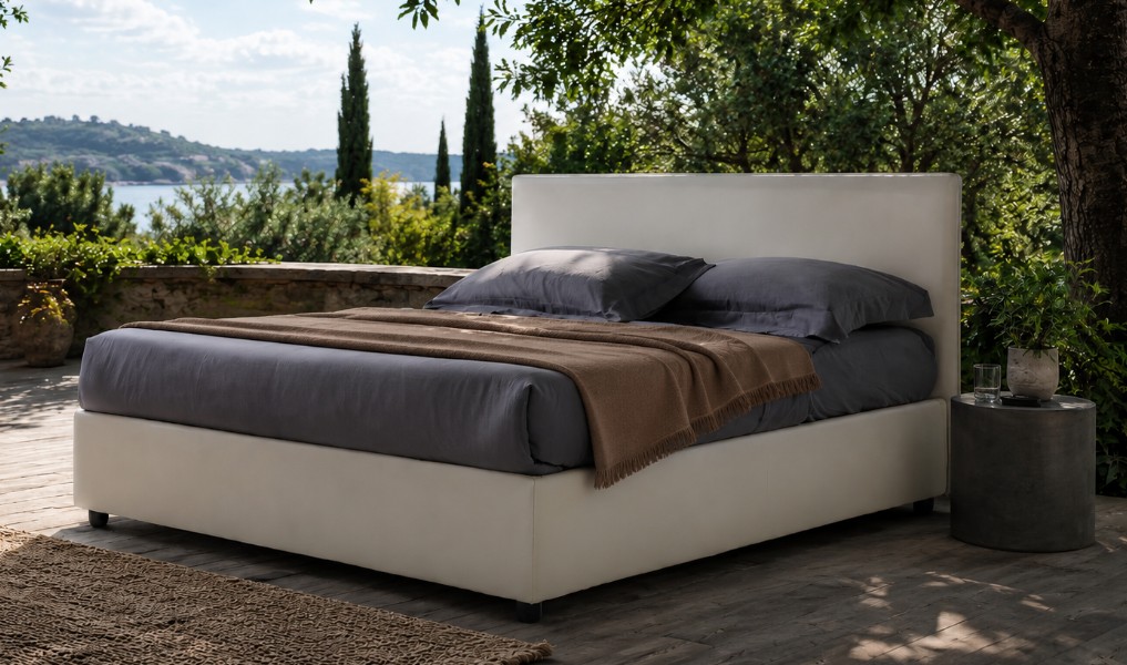 Letto STROMBOLI  -  Design essenziale, comfort senza tempo. - Letti imbottiti di design RIVET CASA